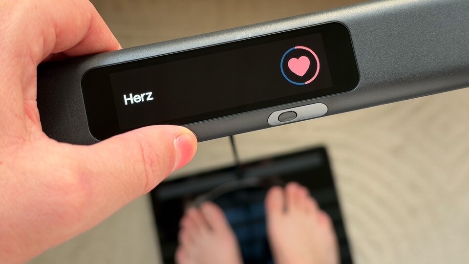 Bei dieser Waage wandert das Display in den Griff. Die Daumen werden an die entsprechenden »Markierungen« gepresst. Griffelektroden sind gleichzeitig interaktive Tasten. (Bildquelle: Patrick S. GameStar Tech)