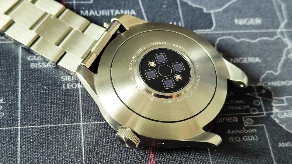 Betrachtet man die Rückseite der Uhr wird einem klar, das es sich hierbei um eine Smartwatch mit Sensoren handelt.