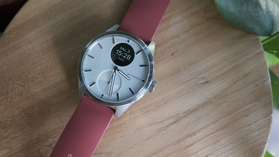Auf jeden Fall ein Hingucker: Der schwarze Bildschirm im Zifferblatt ist alles andere als typisch für eine Uhr.