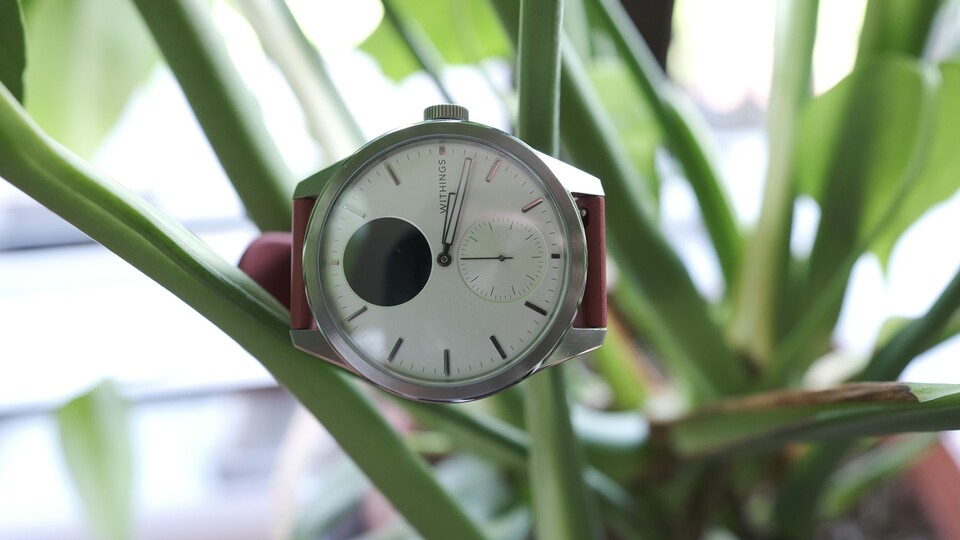 Die Scanwatch 2 orientiert sich eindeutig an analogen Uhren, besitzt aber eine Menge Smartwatch-Features.