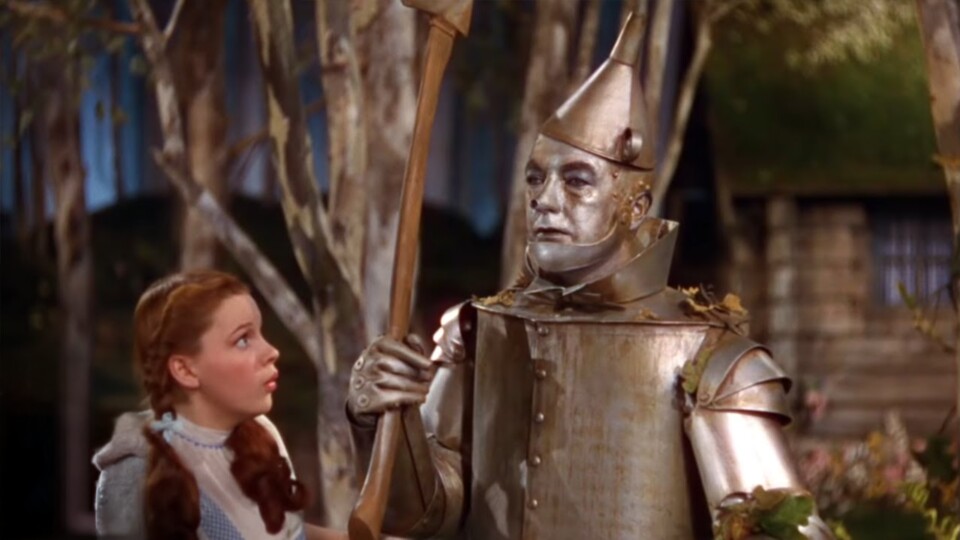 Um den silbernen Schimmer im Gesicht des Schauspielers hinzubekommen, wurde Aluminiumstaub verwendet. (Bildquelle: Warner Bros.)