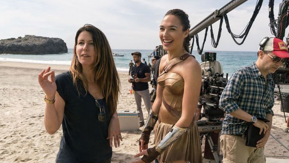Regisseurin Patty Jenkins mit Gal Gadot bei den Dreharbeiten zu Wonder Woman (2017).