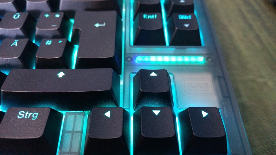 Der LED-Leuchtstreifen kann mit Indikatoren belegt werden, hat aber sonst keinen nennenswerten Mehrwert. Eine lustige Spielerei ist es aber. (Bildquelle: Nele WobkerGameStar Tech)