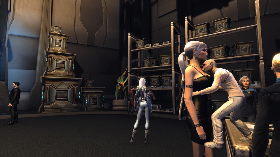 Zu unserer Rotation gehörte auch Star Trek Online. Viel wichtiger ist aber der Alien-Gnom rechts im Bild, der eine gigantische Frau liebkost.