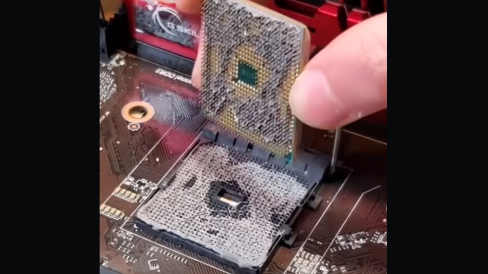 So will man nicht, dass eine CPU oder ein Sockel aussieht. (Bildquelle: YouTubemryeester)