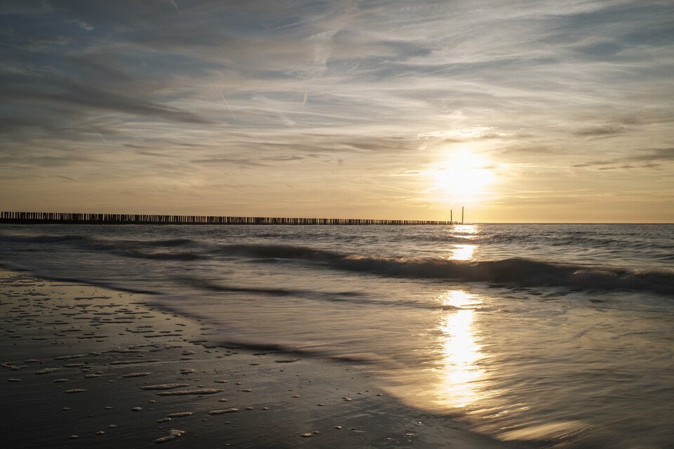 Im Gehäuse ist sogar ein ND-Filter verbaut, der lange Verschlusszeiten ermöglicht. Somit gelingen Aufnahmen, bei denen das Wasser am Strand weicher dargestellt wird. (Bild: Patrick Schneider, GameStar Tech)