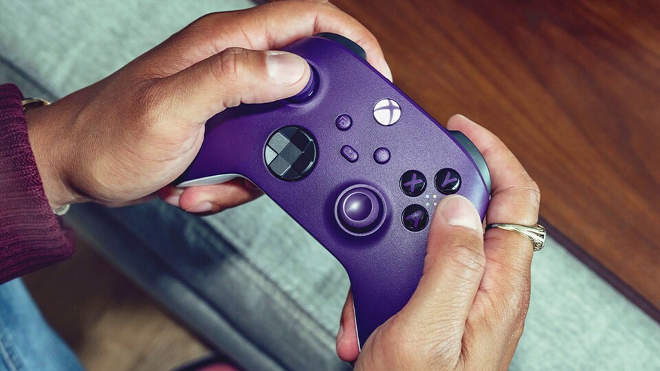 Bei mir zu Hause benutze ich Xbox Controller für mein Steam Deck und am PC. Ist der Akkus leer, tausche ich einfach kurz die Akkus.