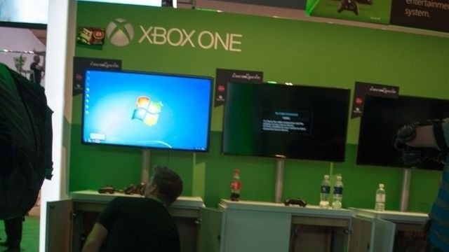 Am Xbox One-Stand von Microsoft stürzt ein Spiel ab und offenbar einen Windows 7-PC-Desktop.