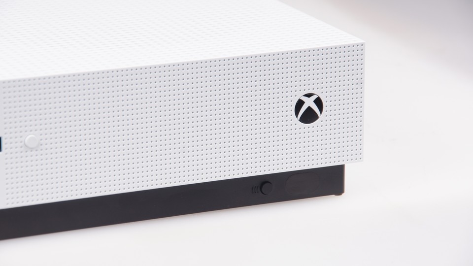 Die Xbox One S unterstützt jetzt weitere Blu-ray-Disc-Formate. Ein neues Update erweitert die Konsole um den entsprechenden Support. 