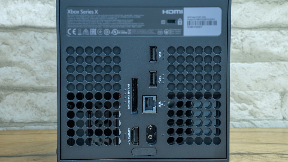 Die Anschlüsse der Xbox Series X. Ein weiterer HDMI- oder optischer Ausgang hätte nicht geschadet.
