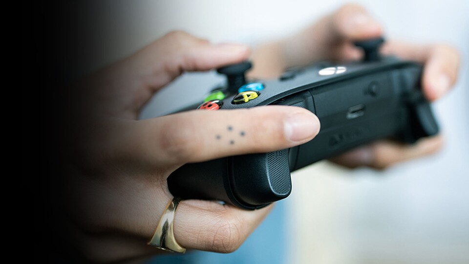 Der Xbox Wireless Controller liegt dank ergonomischem Design auch bei langen Gaming-Sessions angenehm in der Hand.