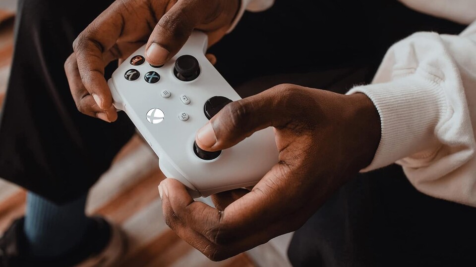 Die Robot-White-Version des Xbox Wireless Controllers ist gerade sogar noch etwas günstiger als die schwarze Version.