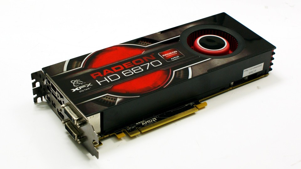 Die Radeon HD 6870 von XFX entspricht bis auf den Aufkleber auf dem Kühler dem Referenzdesign von AMD.