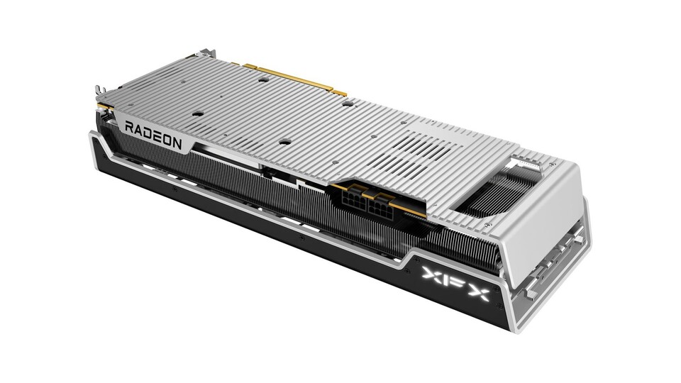 Das schwarze Gehäuse der XFX Radeon RX 7900 XT Black Edition wird durch die silberne Unterseite passend kontrastiert!
