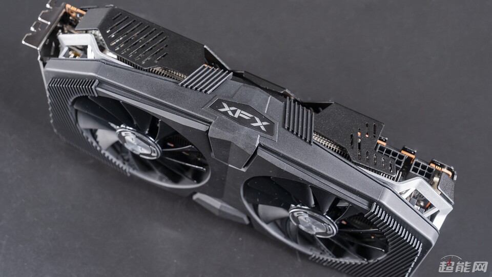 Die XFX RX 5700 XT Black Wolf kommt mit zwei Axiallüftern und ohne werksseitige Übertaktung. (Bildquelle: Expreview)