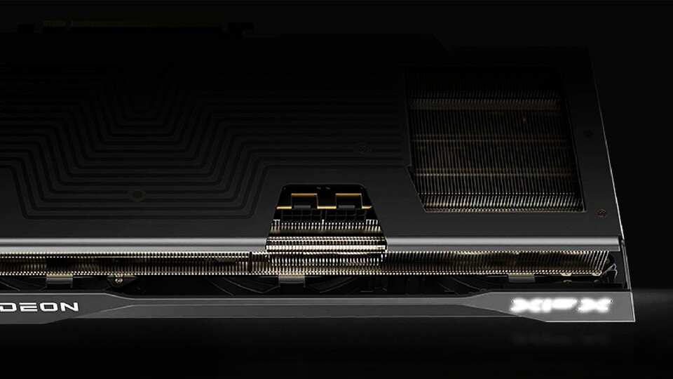 Statt des fragwürdigen 12VHPWR nutzt die RX 9070 XT von XFX zwei reguläre 8-Pin-Anschlüsse für die Stromversorgung.