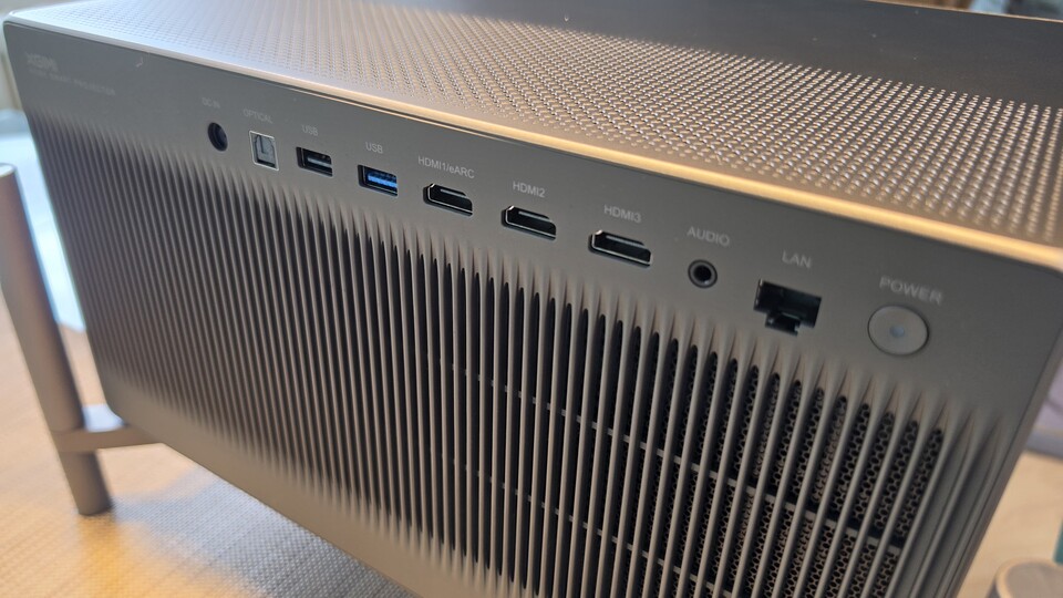 Anschlüsse satt: Dreimal HDMI 2.1 samt eARC, Gigabit-Lan, Toslink-Audio und ein Kopfhöreranschluss. Zudem ein USB-3.1-Port und ein USB 2.0 Port.