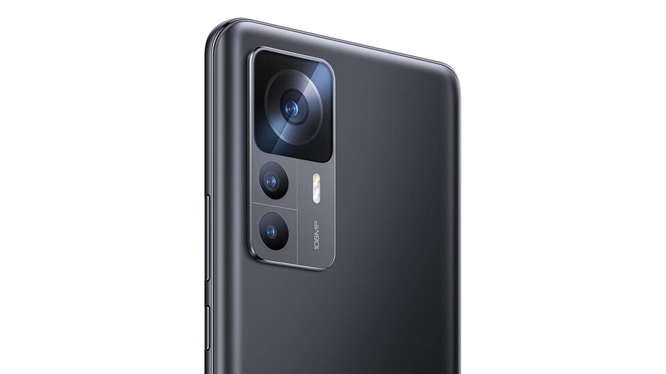 Das Kameramodul des Xiaomi 12 T setzt sich aus einem 108 MP-Sensor, einer 8 MP-Ultraweitwinkelkamera und einem 2 MP-Makrosensor zusammen.