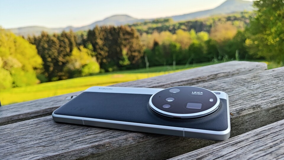 Das Handy fühlt sich sehr wertig an. Jedoch macht man sich ständig Sorgen über Kratzer auf dem großen Kameramodul. (Bildquelle: Duy Linh DinhGameStar Tech)