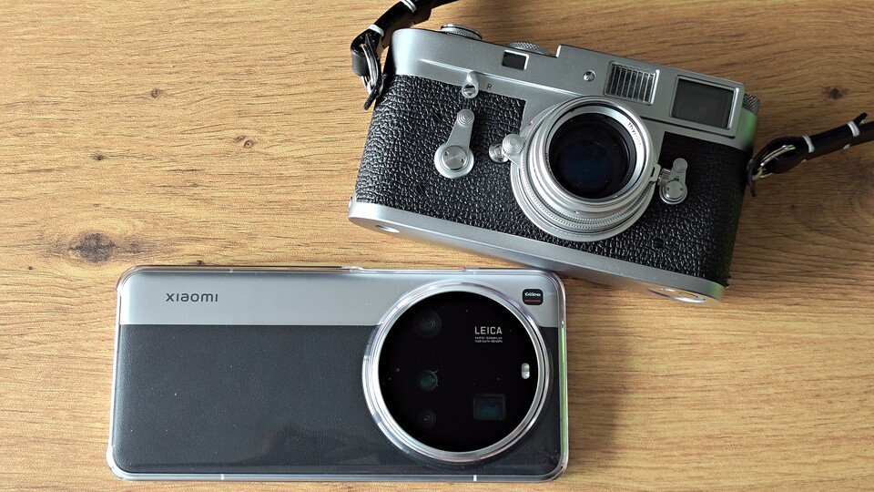 Die Silver Chrome-Variante ist an Leica-Kameras angelehnt. Hier seht auch auch das mitgelieferte Kunststoff-Case vom Xiaomi 15 Ultra. (Bildquelle: Duy Linh DinhGameStar Tech)
