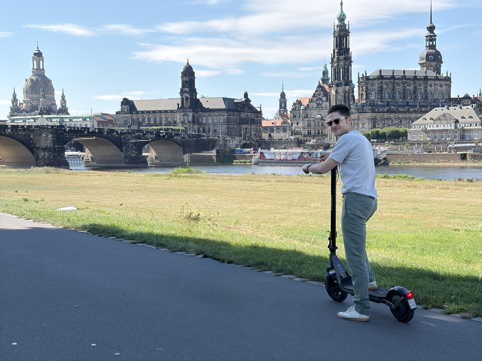 Mit dem Xiaomi 6 Lite an der Elbe in Dresden – auf glatten Asphalt fühlt sich der Roller am wohlsten.