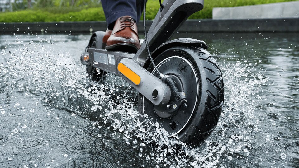 Thanks to the IP55 certification, the scooter is well protected against splash water or rain shower.