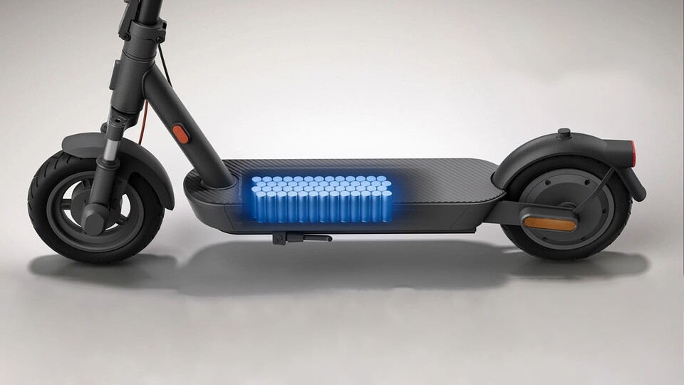 Der große Lithium-Ionen-Akku verschafft dem Xiaomi 5 E-Scooter die gleiche Reichweite wie dem Xiaomi 5 Pro.