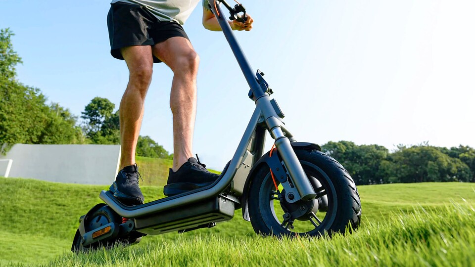 Dank der größeren Reifen und der überarbeiteten Federung ist der neue E-Scooter 6 von Xiaomi geländetauglicher als je zuvor.