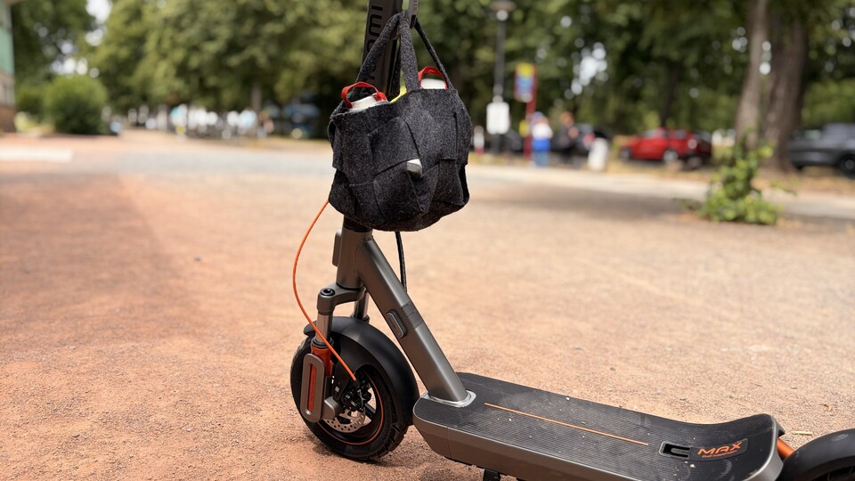 Der Tragehenkel eignet sich für Gepäck bis zu 3 kg – ideal für Beutel oder kleine Rucksäcke.