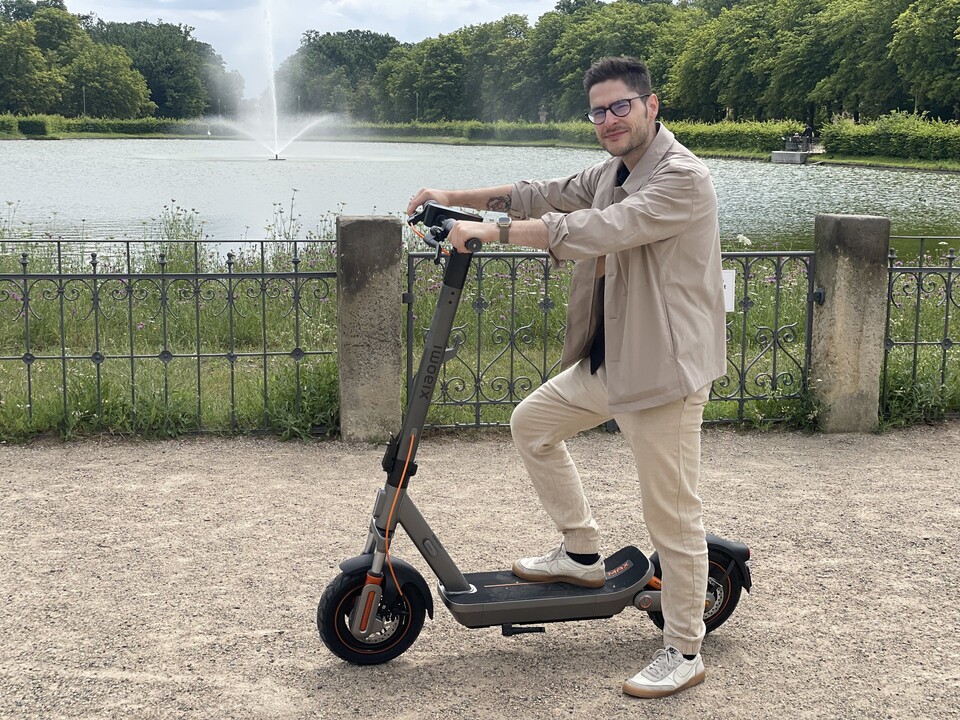 Ob Asphalt oder feiner Schotterweg – der 6 Max meistert beides.