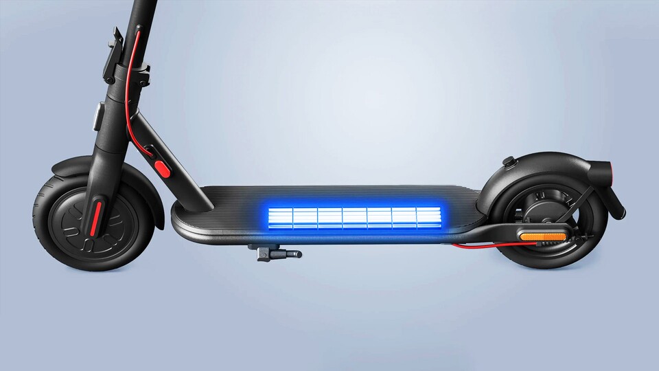 Die große Batterie in der Trittfläche des Rollers lässt sich bequem über Nacht aufladen, sodass ihr morgens wieder startklar seid.