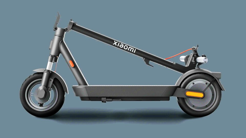 Der Roller lässt sich wie seine Vorgänger mit nur einem Handgriff zusammenfalten. So kriegt ihr ihn überall mit hin oder platzsparend verstaut.