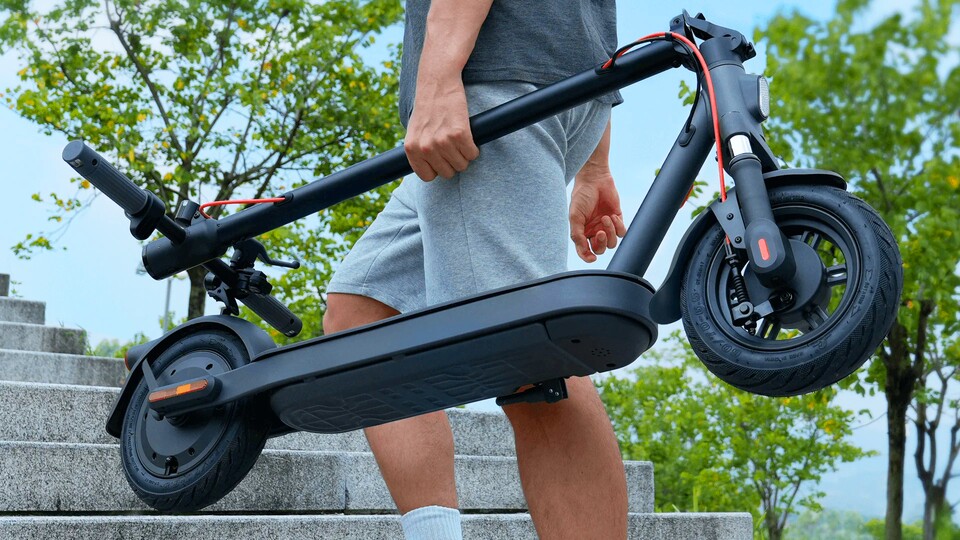 Light but stable: The frame made of carbon steel makes the scooter easy to transport and at the same time resistant.