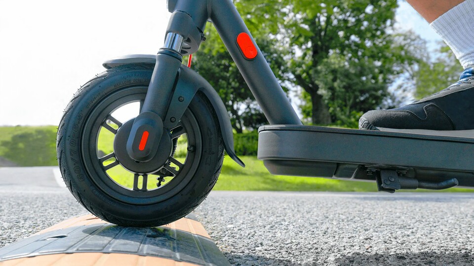 The shock absorbers and elastic rubber tires work hand in hand to optimally cushion bumps and vibrations.