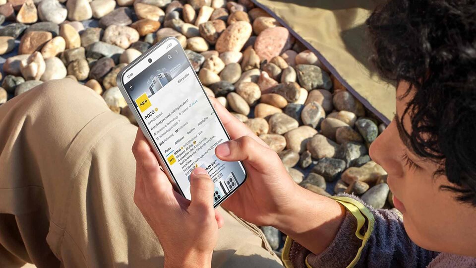 Das 6,83 Zoll große AMOLED-Display des Poco X8 Pro Max bietet euch 120 Hz und bis zu 3.500 Nits Spitzenhelligkeit.