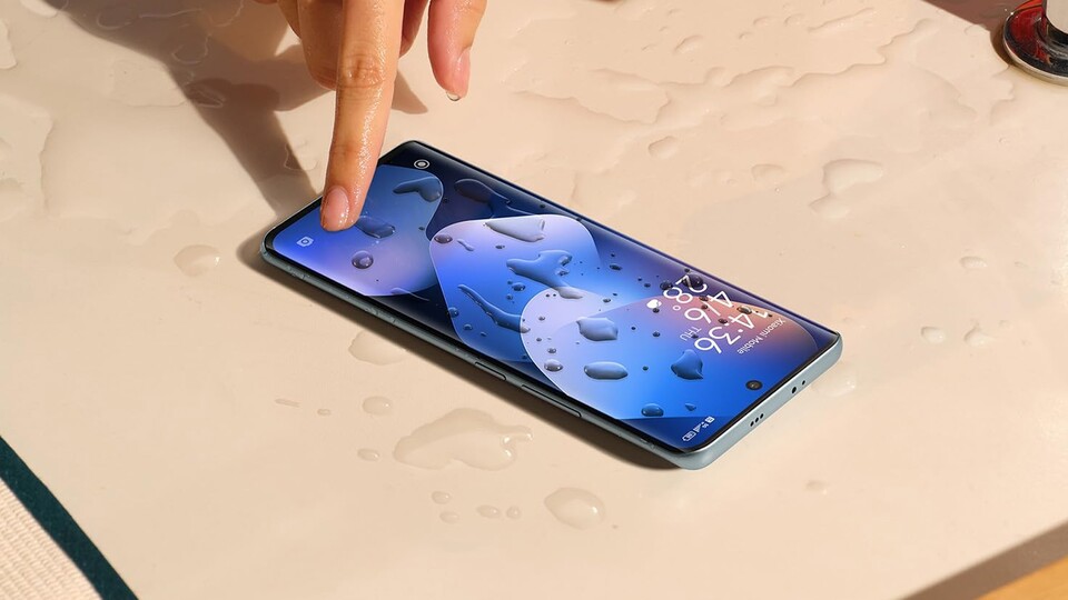 Egal ob ein kurzer Regenschauer oder nasse Finger am Badeweiher: Das Xiaomi Redmi Note 15 ist dank IP66 quasi unverwüstlich.