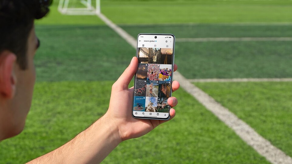 Grelles Sonnenlicht? Kein Problem: Mit einer Spitzenhelligkeit von bis zu 3200 Nits bleibt auf dem Display des Redmi Note 15 alles perfekt erkennbar.