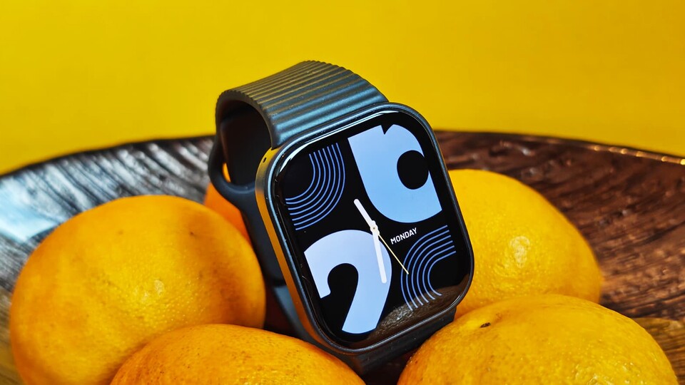 Mit gerade mal 27,8 Gramm (ohne Armband) ist das flache Kunststoffgehäuse ein absolutes Fliegengewicht, das auch nachts nicht stört.