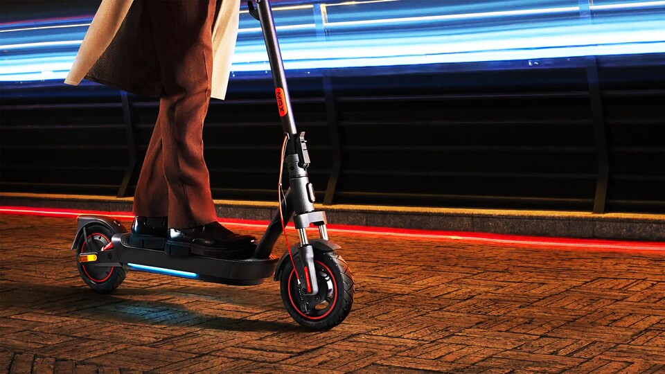 Die LED-Streifen an den Seiten des E-Scooters verleihen ihm das gewisse Etwas, dass ihr in dieser Form bei keinem anderen findet.
