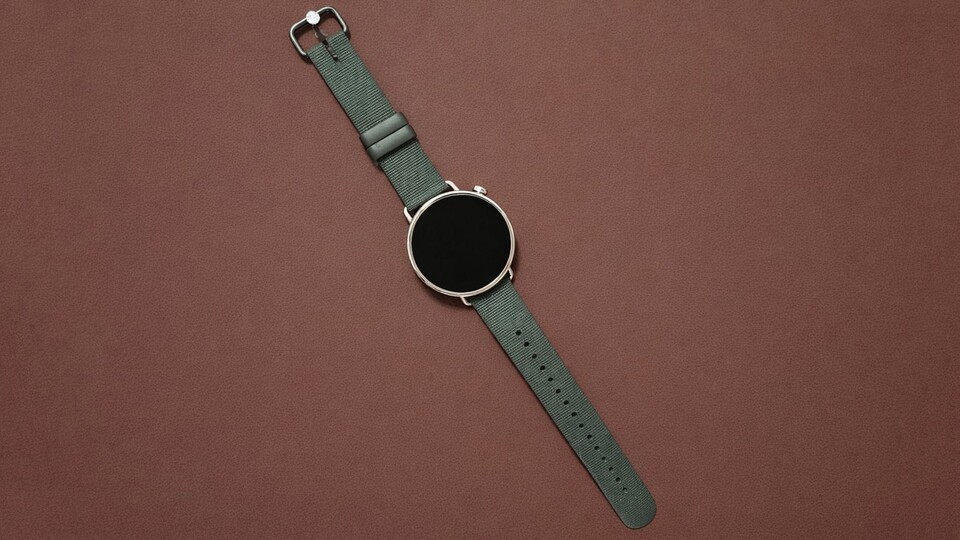 Die Uhr ist schlicht und zur Abwechslung mal kein Klotz am Handgelenk. Wem das Armband nicht gefällt, kann es wie bei fast allen Uhren einfach austauschen. Das Ziffernblatt ist auch anpassbar.