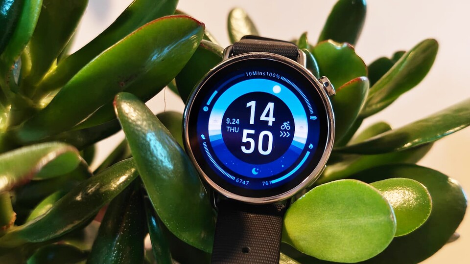 Mit dem polierten Edelstahlgehäuse und der facettierten Krone wirkt die Xiaomi Watch S4 super hochwertig und sieht auf dem ersten Blick auch nicht wie eine Smartwatch aus.