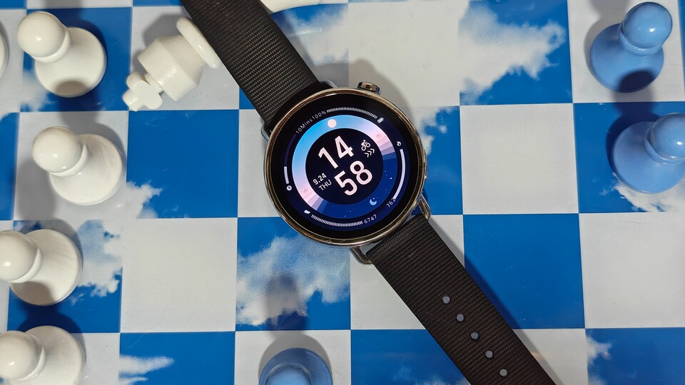 Mit dem polierten Edelstahlgehäuse und der facettierten Krone wirkt die Xiaomi Watch S4 super hochwertig und sieht auf den ersten Blick auch nicht wie eine Smartwatch aus.