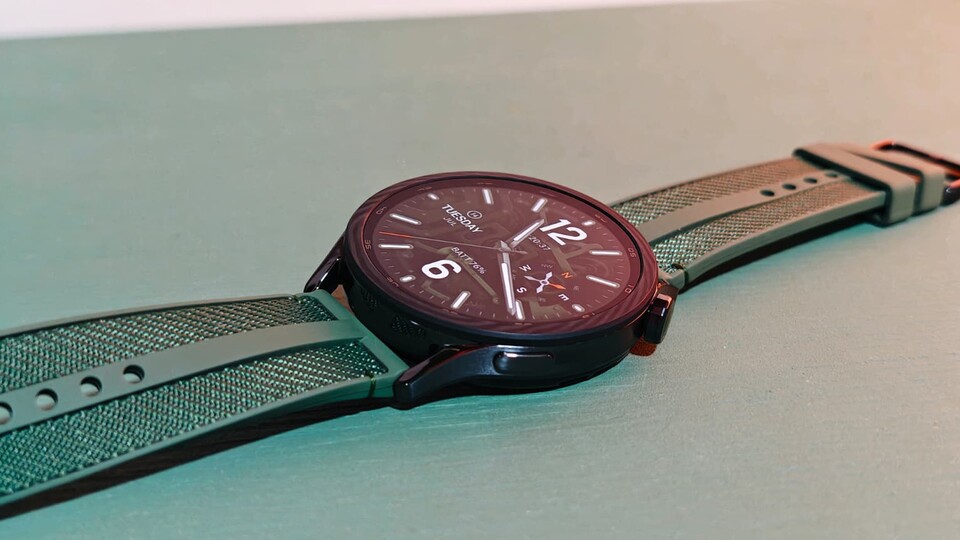 Die Smartwatch ist super angenehm zu tragen. Ihr werdet sie kaum am Handgelenk merken. Auch das mitgelieferte Kautschuk-Nylon-Band ist leicht und wie eine zweite Haut.