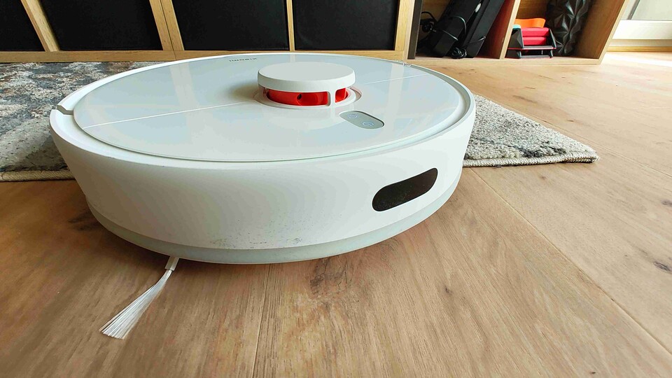 Auf glatten Teppichen entfernt der Roboter auch grobe Fussel.