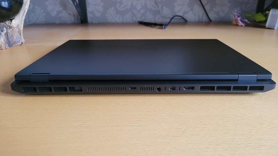 Die Anschlüsse für Strom und externe Displays sind allesamt an der Rückseite. Dadurch fahren sie nicht unnötig im Weg herum. (Bildquelle: Maximilian Schütz GameStar PC)