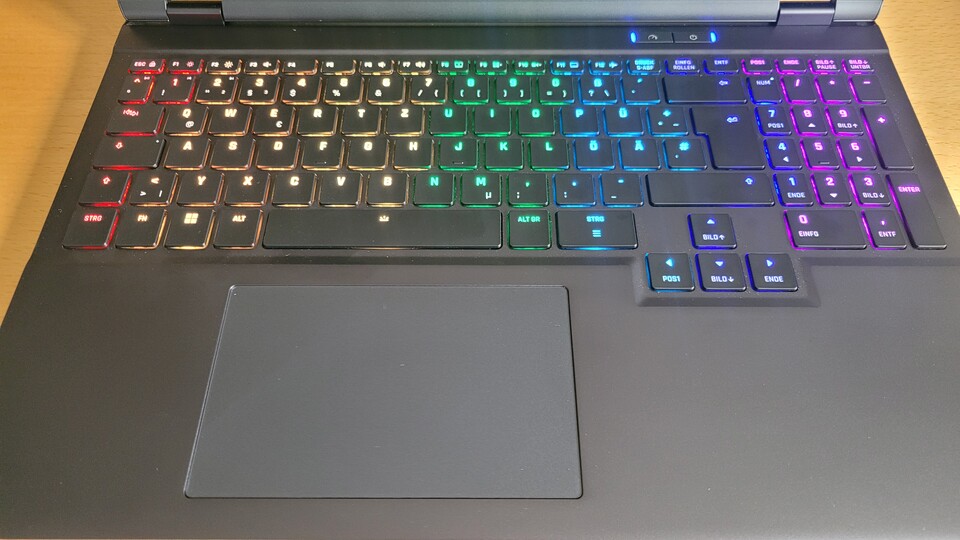 Das Touchpad ist schön groß, wenn ihr mal keine Maus zur Hand habt. Die Hintergrundbeleuchtung der Tastatur ist anpassbar. (Bildquelle: Maximilian Schütz GameStar PC)