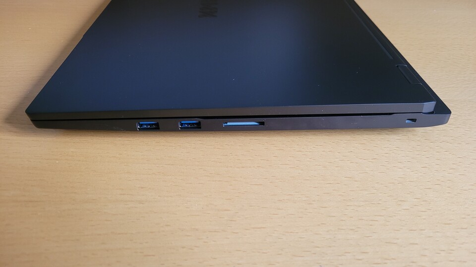 Anschlüsse auf der linken Seite (Bildquelle: Maximilian Schütz GameStar PC)