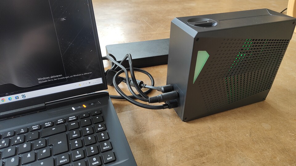 Die Verarbeitung der Wasserkühlung wirkt ein wenig billig und der Lüfter kann unter Last sehr laut werden.