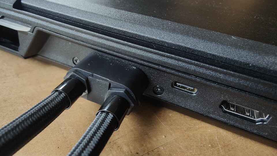 Die Magnethalterungen für das Schlauchsystem halten erstaunlich gut und dicht. Beim Abkoppeln gibt es aber trotzdem oft ein paar Freudentröpfchen auf den Schreibtisch.