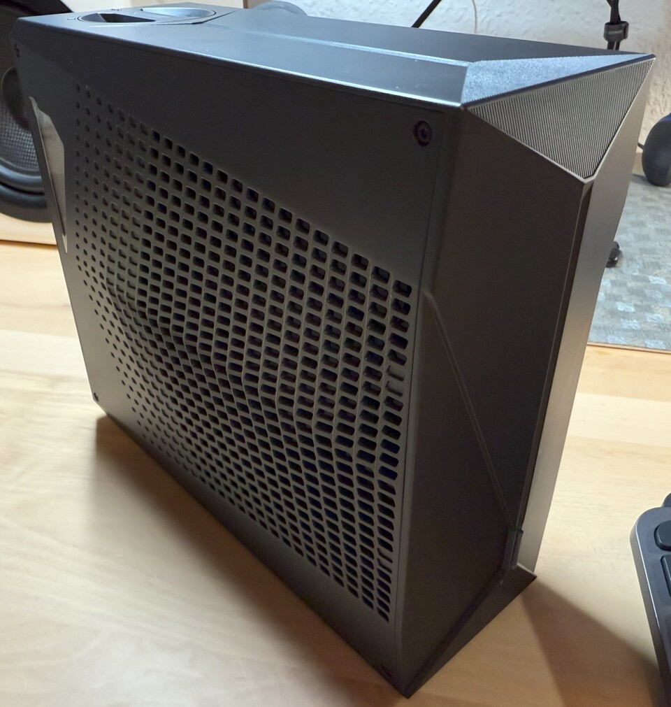 Auf den ersten Blick wirkt die Oasis-Wakü wie ein moderner Mini-PC. (Bildquelle: Sven ScharpeGameStar Tech)